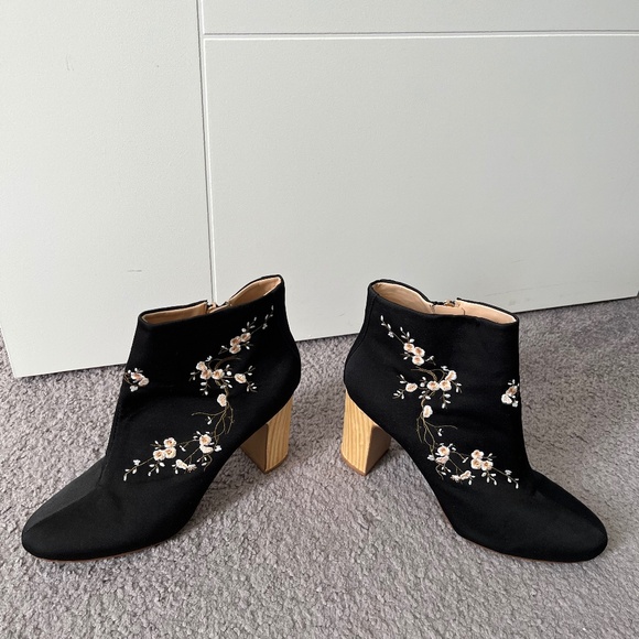 Embroidered shoes - Picture 1 of 4